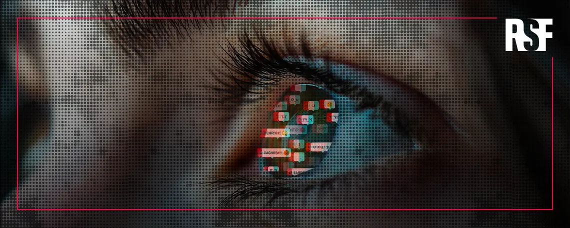 Närbild på ett öga med reflektioner av sociala meddelanden och ikoner i pupillen. Bilden har en rastereffekt och ramas in med röd linje. RSF-logotyp syns i övre högra hörnet. Temat antyder digital övervakning eller trakasserier online.