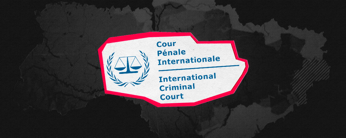 Logotyp för Internationella brottmålsdomstolen (ICC) i vitt och blått mot en mörk bakgrund med en konturkarta över Ukraina.