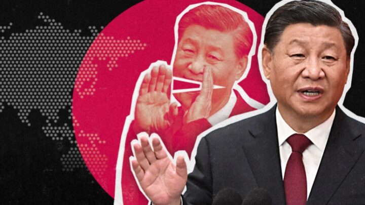 Illustration av Kinas president som talar, med en röd bakgrund och en stiliserad världskarta. Bakom honom syns en grafisk figur som håller handen för munnen, vilket symboliserar propaganda eller kontrollerad kommunikation.