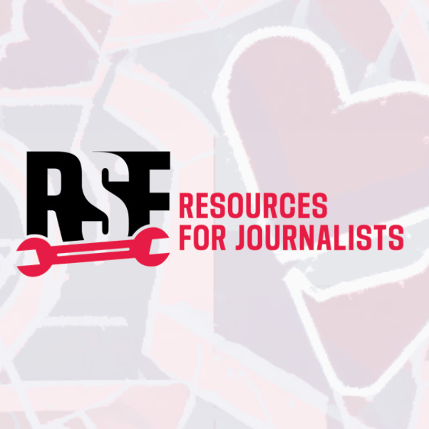 Logotyp för RSF (Reportrar utan gränser) med texten ”Resources for Journalists” och en röd skiftnyckel-symbol mot en ljusrosa, mönstrad bakgrund.