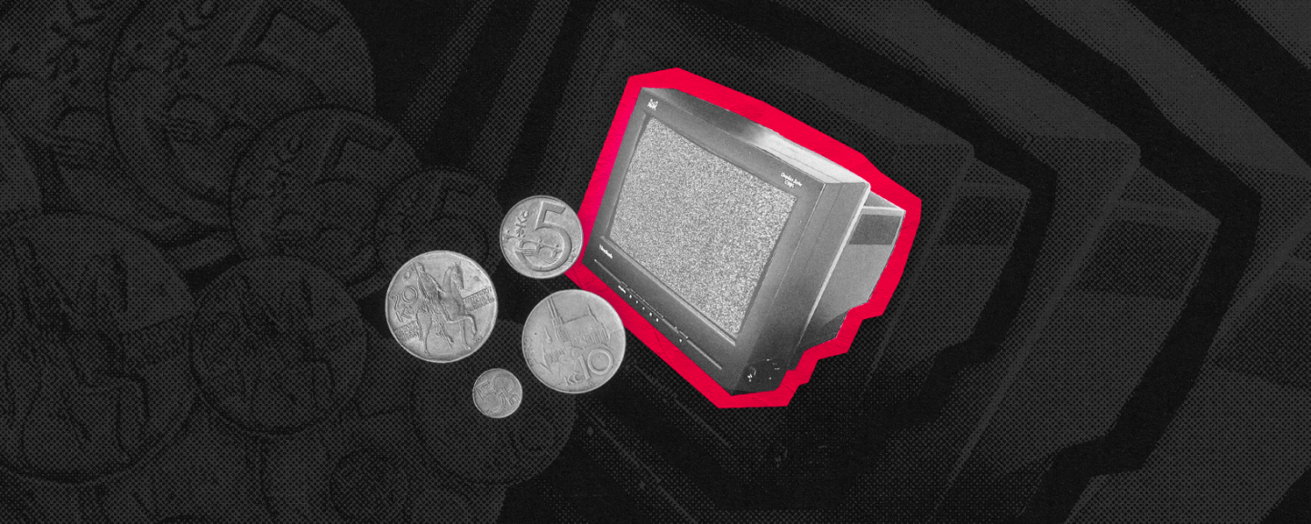 En svartvit grafisk illustration med röda inslag. Centralt syns en äldre tjock-TV med brus på skärmen, inramad av en stark röd kontur. Till vänster om TV:n svävar fyra olika tjeckiska mynt, detaljerade med värdena 50h, 5, 10 och 20 Kč. Bakgrunden är mörk och mönstrad med repetitiva, mörka silhuetter av TV-apparater och tjeckiska mynt.