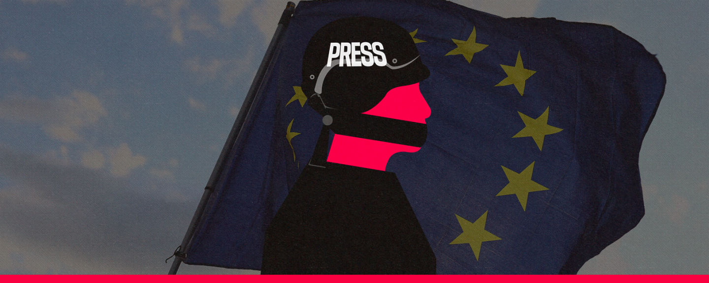 Illustration av en journalist med presshjälm framför en vajande EU-flagga. Munnen är täckt, vilket symboliserar hot mot pressfriheten och tystande av journalister.