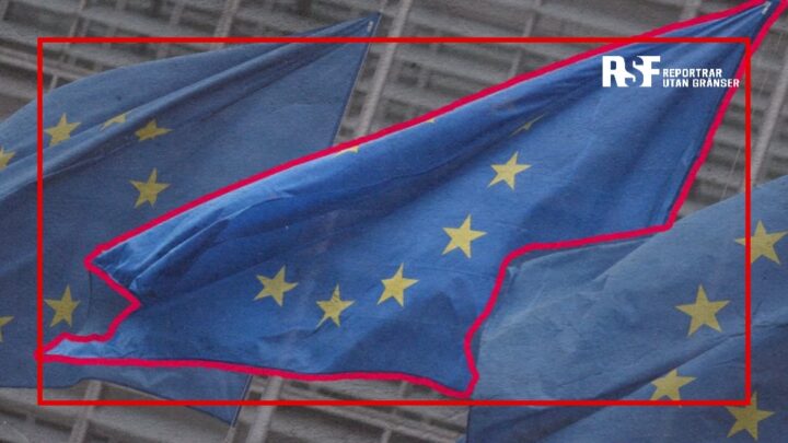 Tre EU-flaggor vajar framför en modern byggnad. Den mittersta flaggan är markerad med en röd konturlinje.