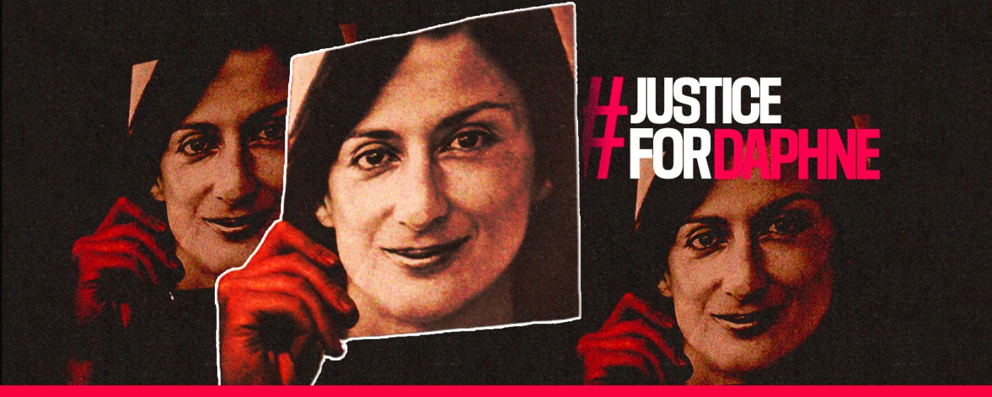En person håller upp ett porträtt av Daphne Caruana Galizia vid en manifestation med budskapet "Justice for Daphne". Illustrationen symboliserar kraven på rättvisa efter mordet på den maltesiska undersökande journalisten 2017
