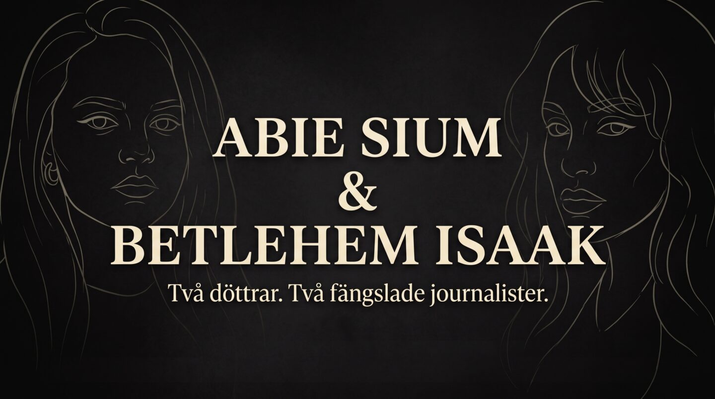 En dämpad och sober mörk bild i kvadratiskt format, anpassad för sociala medier. Den har en nästan svart, texturerad bakgrund med mycket svaga och konstnärliga linjeteckningar av två kvinnor (Abie Sium till vänster och Betlehem Isaak till höger) som skymtar i skuggorna. I bildens blickfång, centralt placerat, står namnen "ABIE SIUM & BETLEHEM ISAAK" i stora, eleganta, ljusa bokstäver. Strax under namnen står texten "Två döttrar. Två fängslade journalister." i en mindre, men tydlig och värdig stil. Den övergripande stämningen är respektfull, allvarlig och minimalistisk.