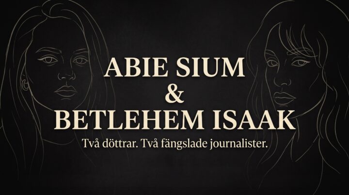 En dämpad och sober mörk bild i kvadratiskt format, anpassad för sociala medier. Den har en nästan svart, texturerad bakgrund med mycket svaga och konstnärliga linjeteckningar av två kvinnor (Abie Sium till vänster och Betlehem Isaak till höger) som skymtar i skuggorna. I bildens blickfång, centralt placerat, står namnen "ABIE SIUM & BETLEHEM ISAAK" i stora, eleganta, ljusa bokstäver. Strax under namnen står texten "Två döttrar. Två fängslade journalister." i en mindre, men tydlig och värdig stil. Den övergripande stämningen är respektfull, allvarlig och minimalistisk.