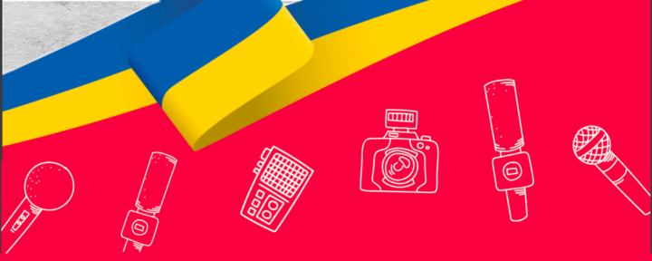 En grafisk illustration på en ljusröd och grå bakgrund. Överst finns en böljande flagga med Ukrainas blå och gula färger. Längs den nedre delen löper en rad av ikoniska linjeteckningar i vitt, föreställande mikrofoner och en kamera. I ordning från vänster till höger syns en klassisk mikrofon, en handmikrofon, en gammaldags kassettspelare, en retro spegelreflexkamera, en studiomikrofon och slutligen en mikrofon med puffskydd.